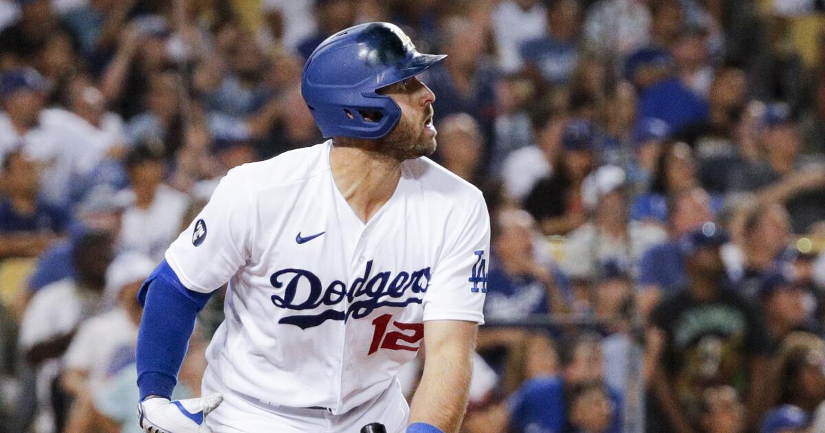 Dodgers: Watch as Hanser Alberto Refuses to Leave Joey Gallo Alone