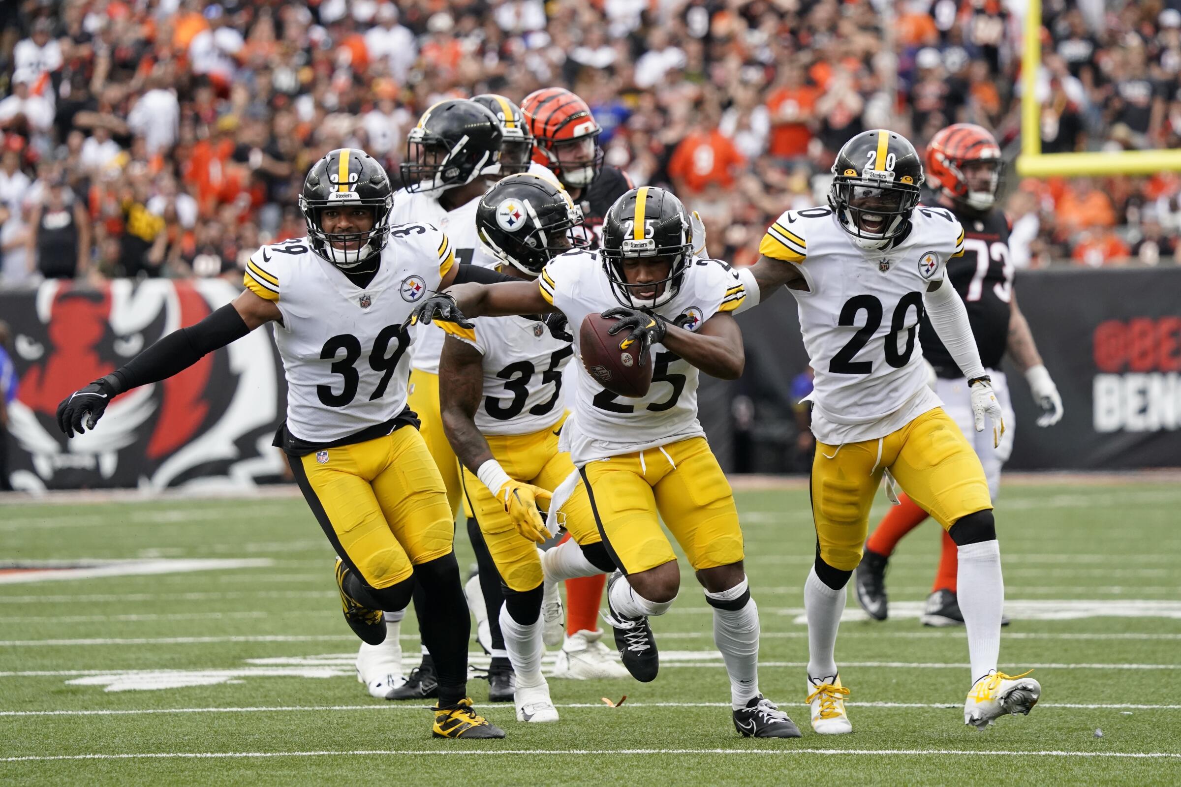 Ahkello Witherspoon runs with Pittsburgh Steelers teammates.