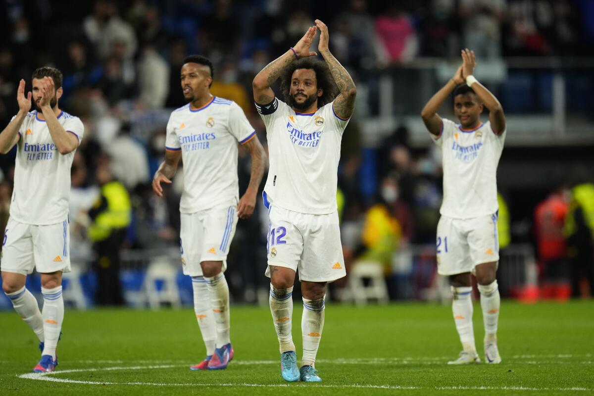 Los jugadores del Real Madrid aplauden al público tras el partido de La Liga española ante el Getafe