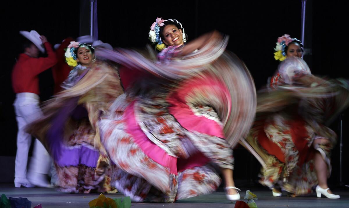 ARCHIVO--En esta foto de archivo del 5 de mayo de 2015, bailarines de Jalisco, México,