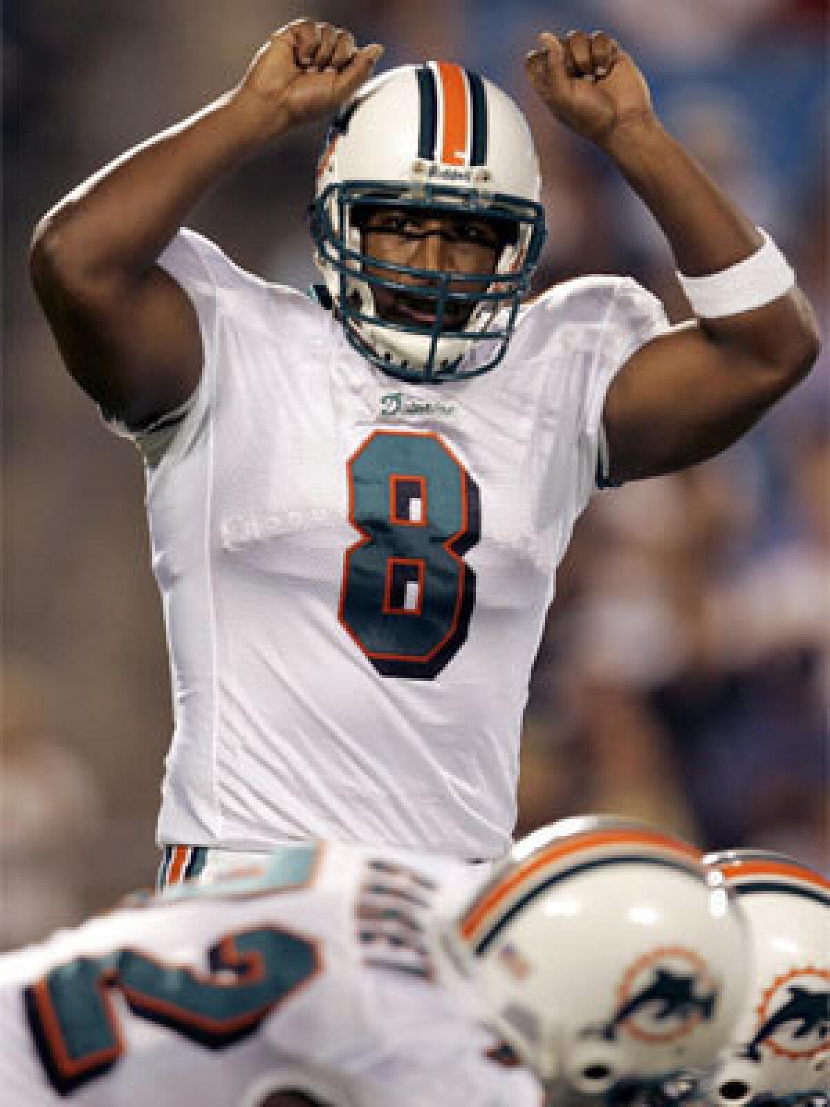 Daunte Culpepper plays quarterback for the Miami Dolphins in 2006.