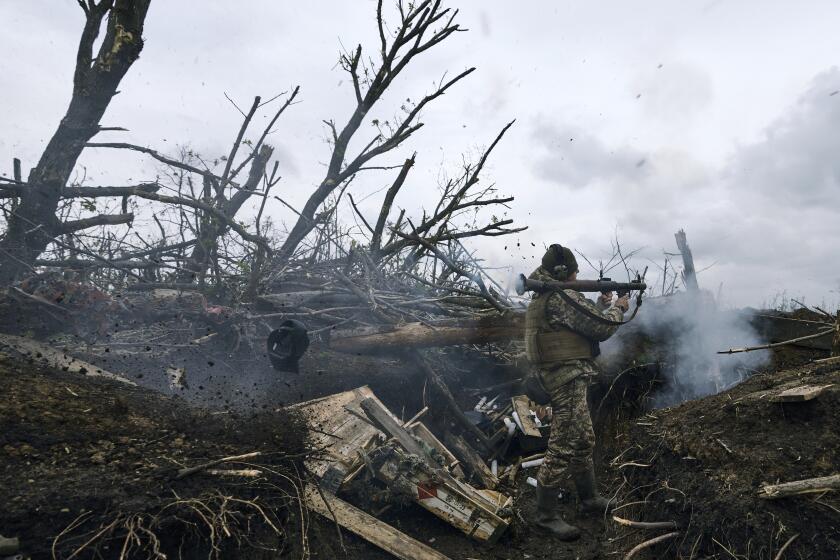 En esta imagen de archivo, un soldado ucraniano dispara un RPG hacia posiciones rusas en el frente cerca de Avdiivka, una ciudad oriental donde las tropas de Kiev y Moscú libraron intensas batallas, en la región de Donetsk, el Ucrania, el 28 de abril de 2023. (AP Foto/Libkos, archivo)