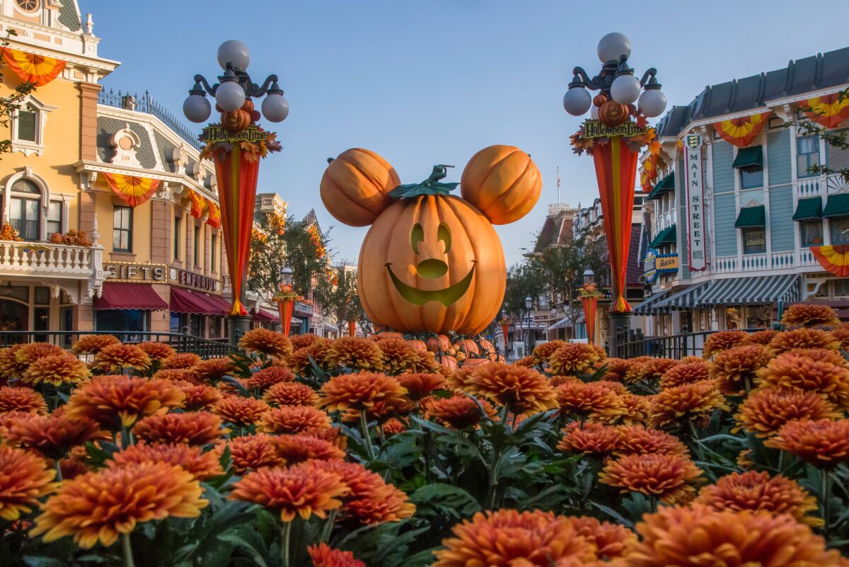 Disneylandia adelanta Halloween y Navidad a los californianos San
