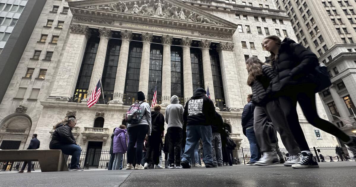 Stock market today: Wall Street drifts after three days of consecutive defeats