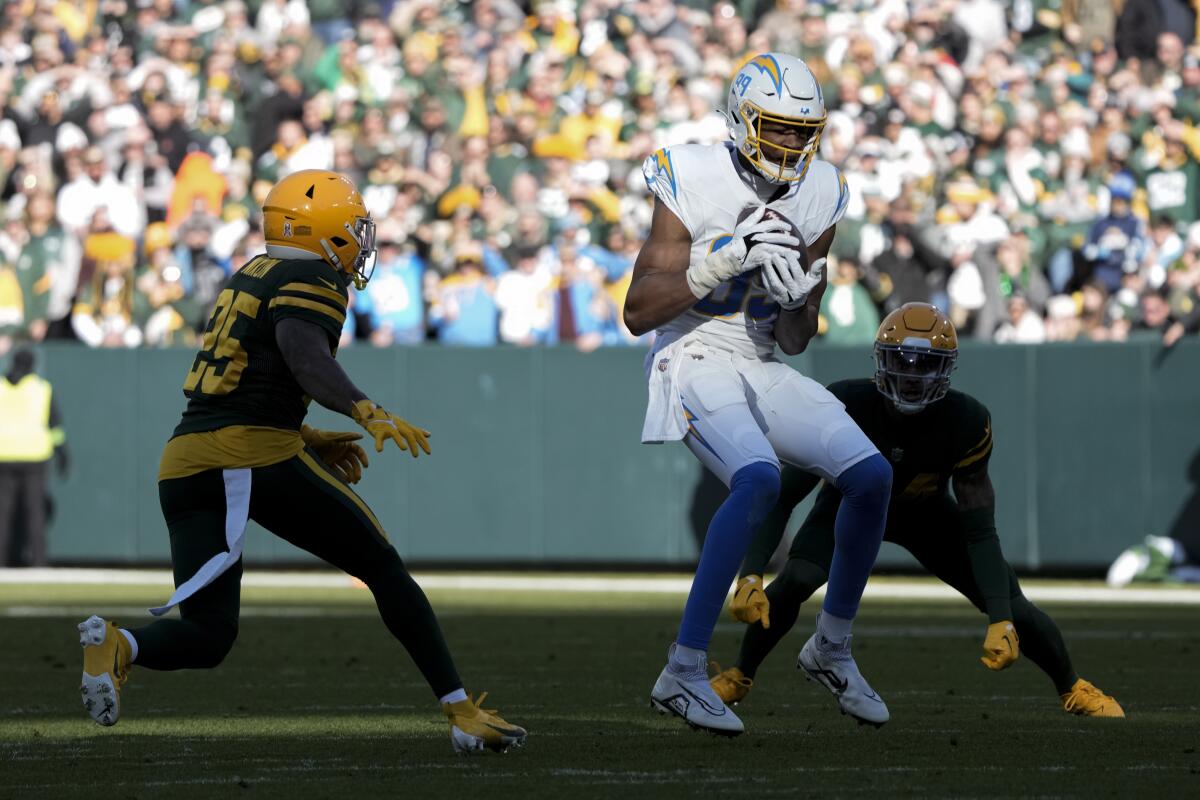 Chargers tight end Donald Parham Jr. makes a catch against Green Bay Packers cornerback Keisean Nixon (25).