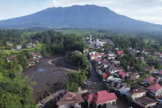 En esta imagen tomada con un dron se muestran los daños causados por las inundaciones repentinas en una localidad en Tanah Datar, Sumatra Occidental, Indonesia, el 13 de mayo de 2024. (AP Foto/Ali Nayaka)