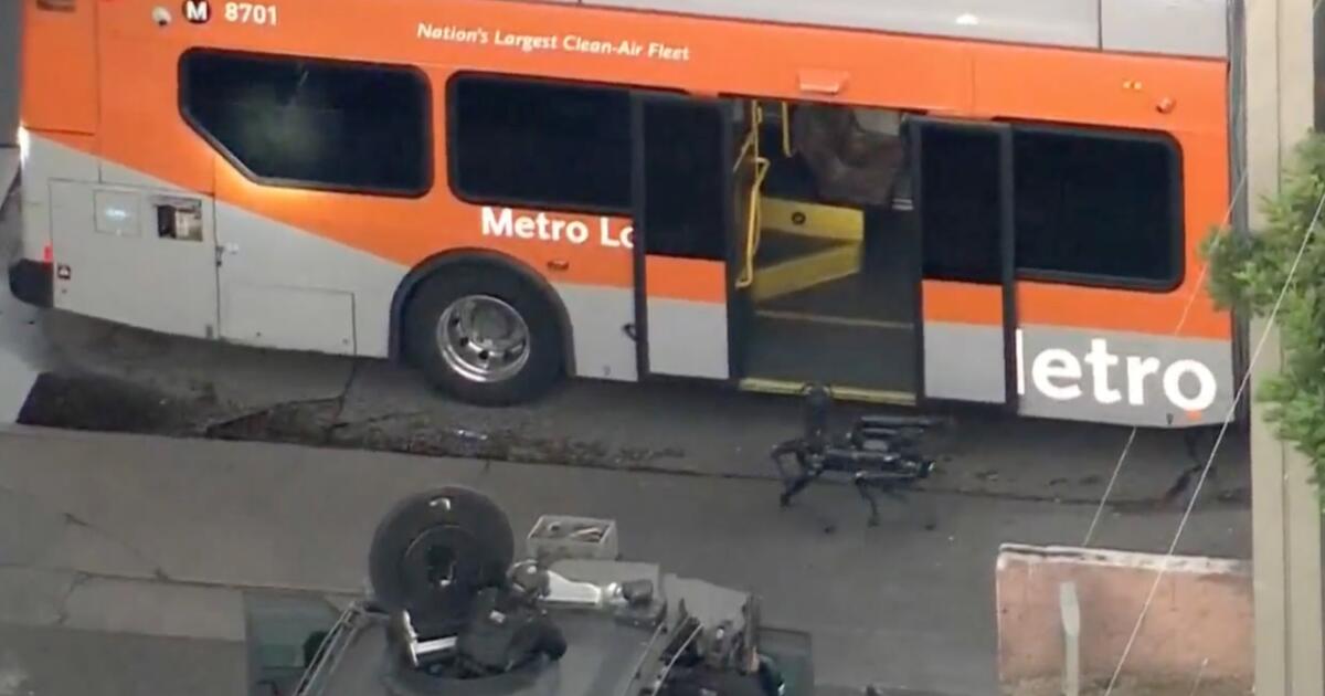 洛杉矶警察局部署机器狗应对在地铁公交车上持枪行凶的男子