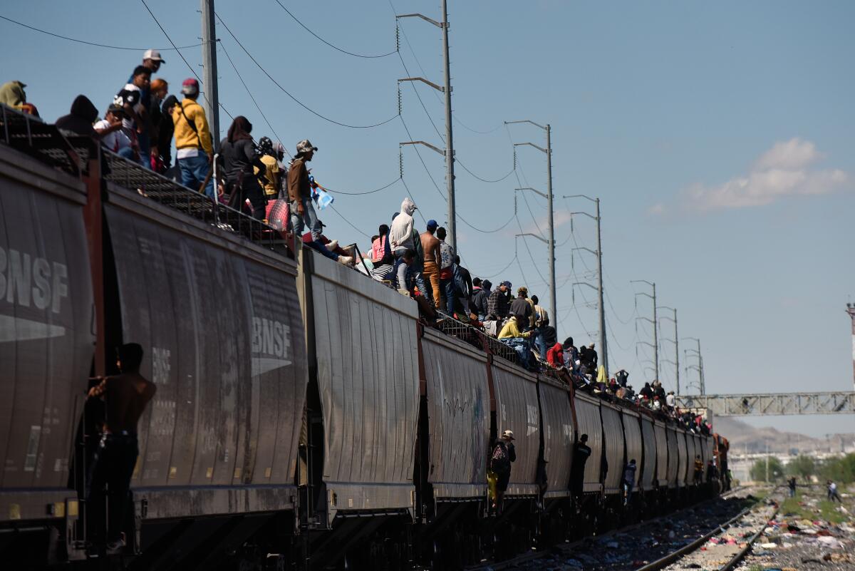México descarta que miles de migrantes sigan usando tren de carga para llegar a frontera - San Diego Union-Tribune en Español