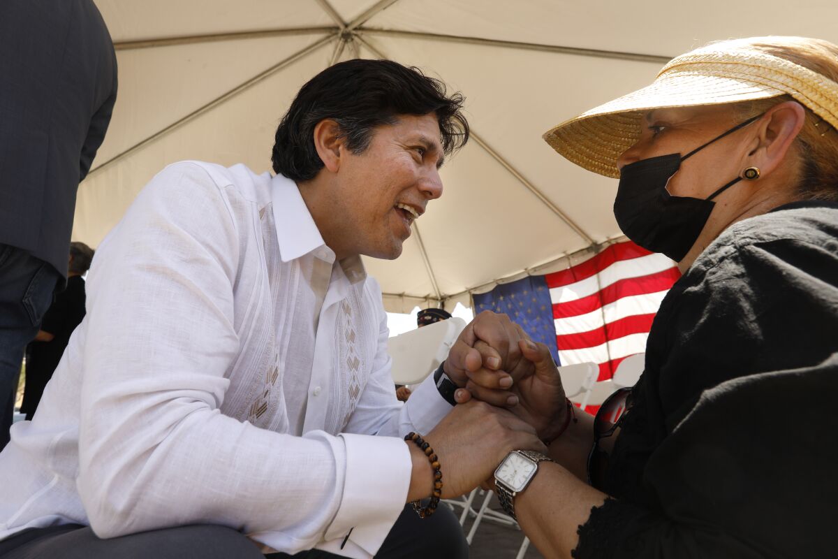 Mayoral candidate Kevin de León talks to Martha Jimenez.