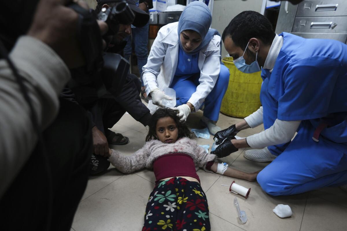 Palestinos heridos en un bombardeo israelí sobre la Franja llegan al hospital Al Aqsa, en Deir al Balah