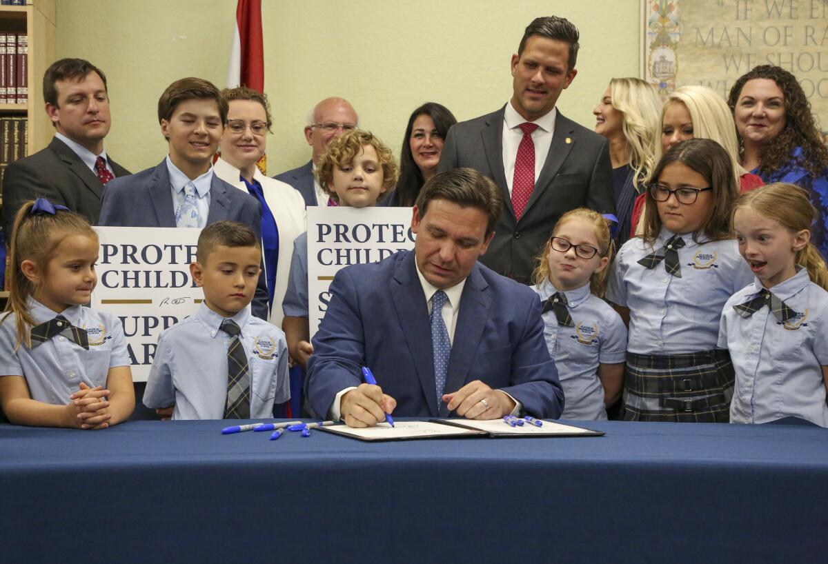 El gobernador Ron DeSantis promulga la ley "Derechos de los padres en la educación"