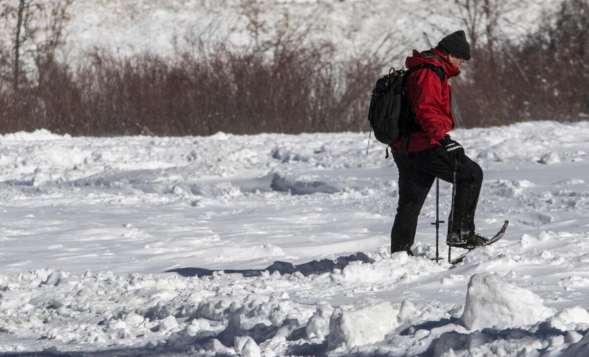 Una persona camina por una ruta cubierta de nieve.