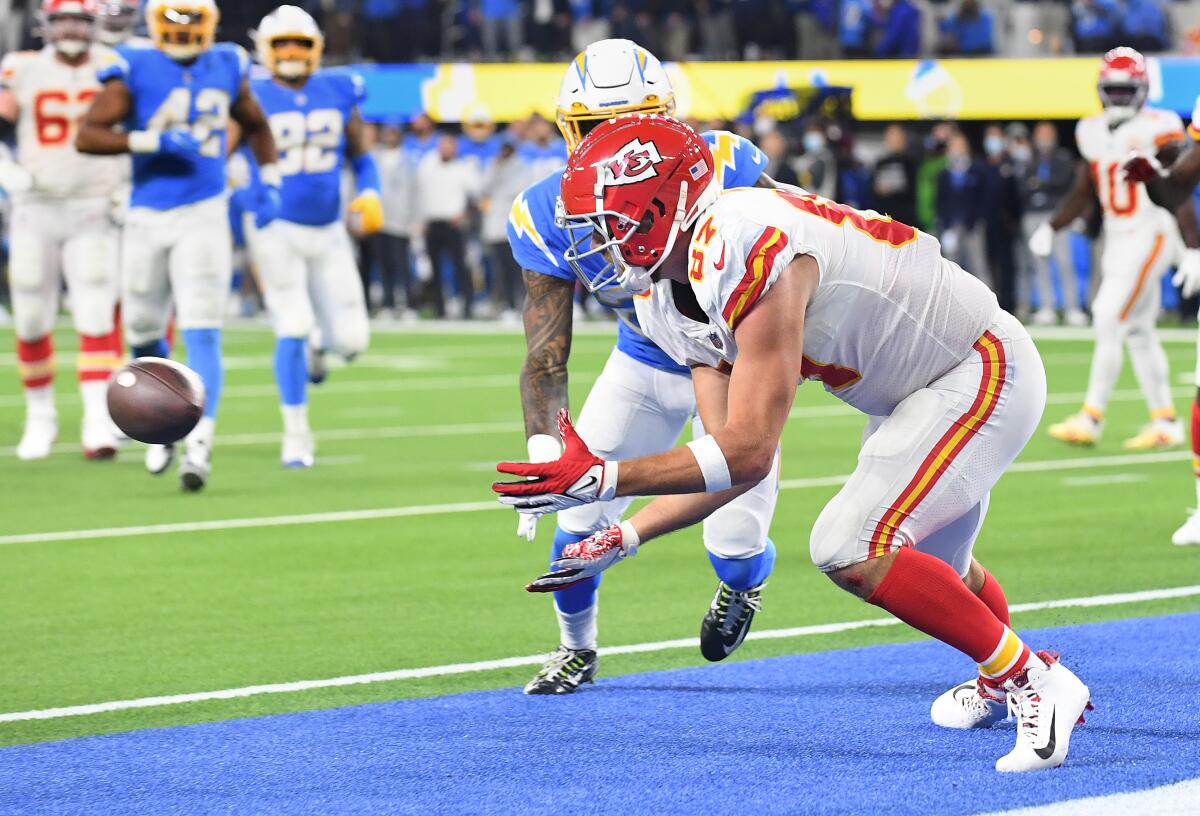 Chiefs tight end Travis Kelce catches a touchdown pass against the Chargers. 
