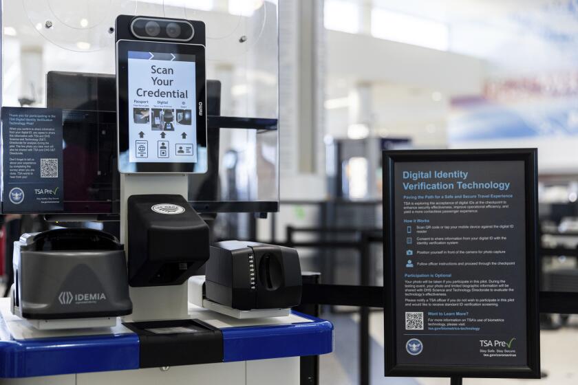 ARCHIVO - La nueva tecnología de reconocimiento facial de la Administración de Seguridad en el Transporte en un puesto de control del Aeropuerto Internacional de Baltimore-Washington, el 26 de abril de 2023, en Glen Burnie, Maryland. (AP Foto/Julia Nikhinson, Archivo)