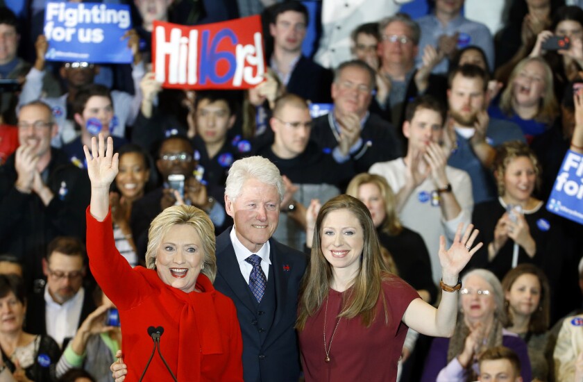La precandidata demócrata Hillary Clinton, acompañada por su esposo el ex presidente Bill Clinton y su hija Chelsea, saluda en un evento electoral. Clinton y su rival Bernie Sanders estaban empatados en las asambleas partidarias de Iowa. (AP Foto/Patrick Semansky)
