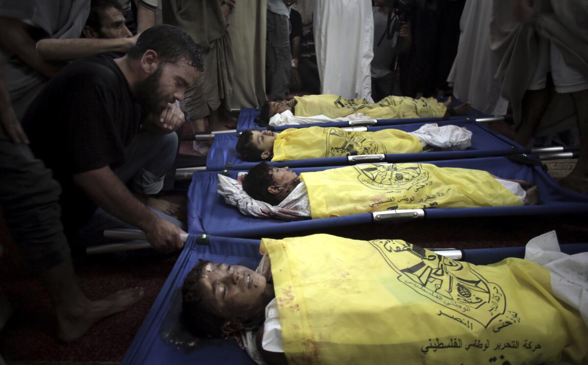 Fotografía de archivo del 16 de julio de 2014 de palestinos llorando