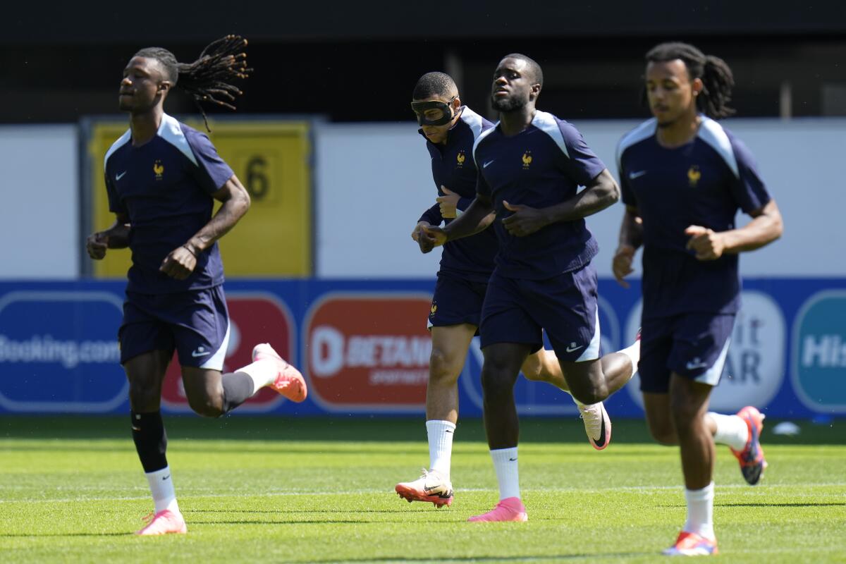 Jugadores de Francia corren durante una sesión de entrenamiento en Paderborn, Alemania