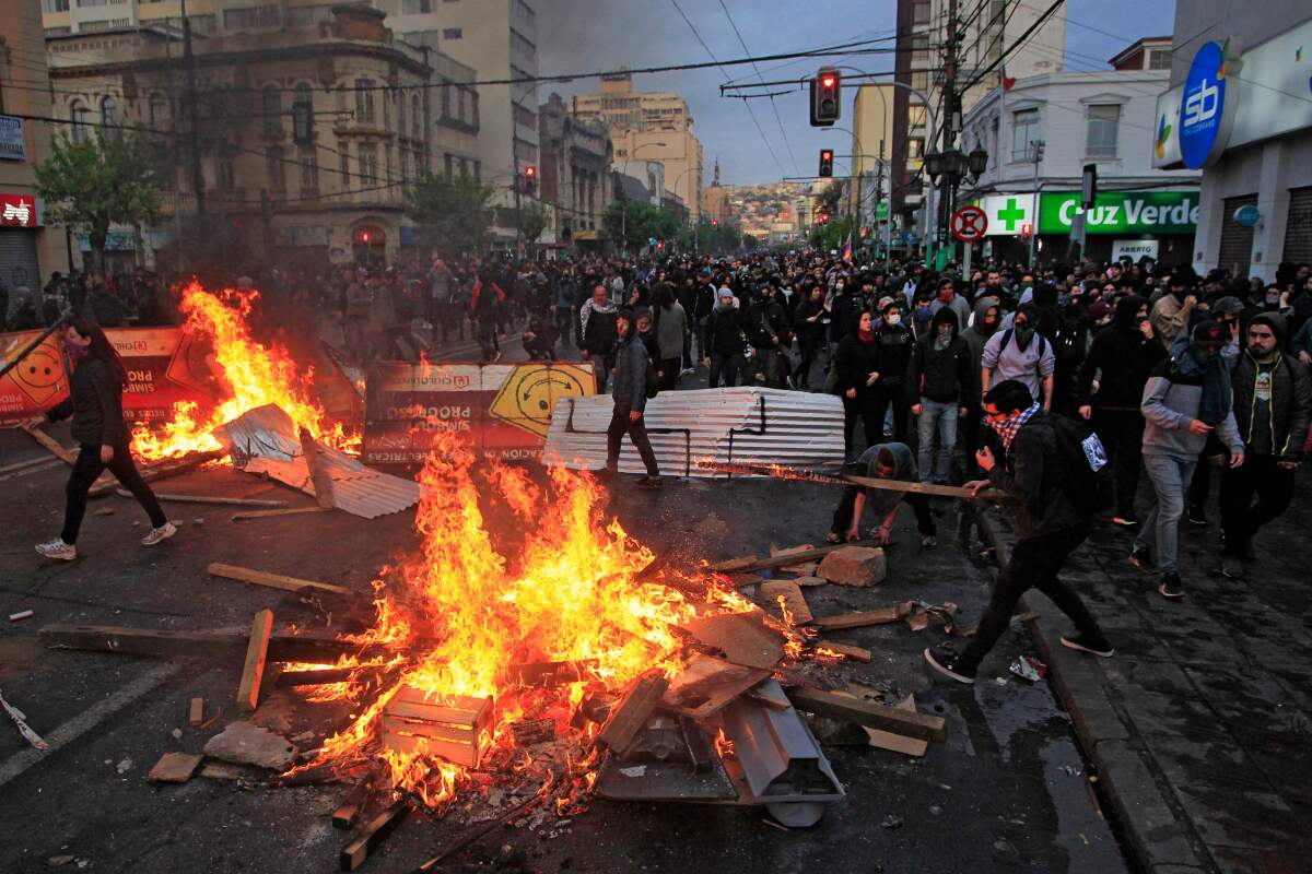 Los manifestantes encienden hogueras en Valparaíso, Chile. El presidente de ese país, Sebastián Piñera, anunció el sábado la suspensión del aumento en el precio de los boletos del metro, lo que había provocado las violentas protestas.