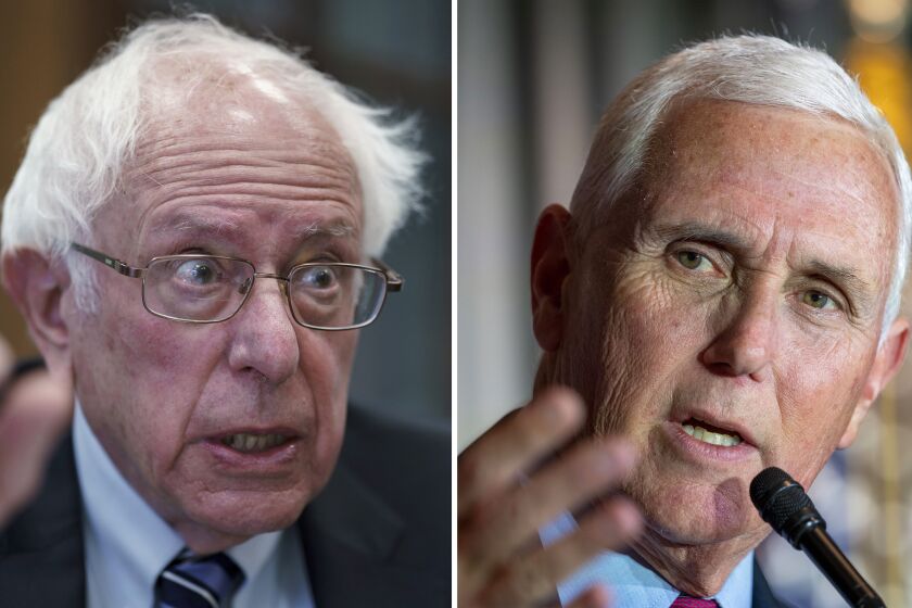 ARCHIVO - La combinación de fotos muestra al senador independiente Bernie Sanders, izquierda, y el exvicepresidente Mike Pence. (AP Foto/File)