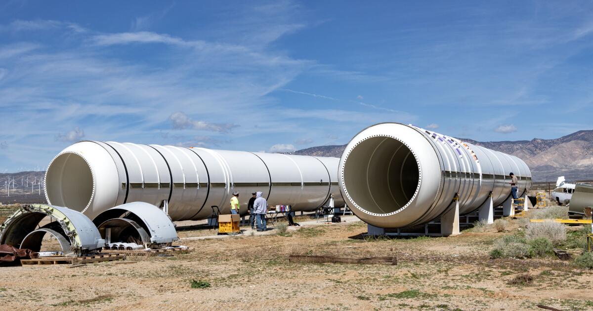 太空穿梭机火箭将通过洛杉矶地区的道路运输