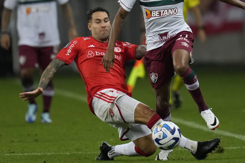 ARCHIVO - Hugo Mallo disputa un balón con el club brasileño Internacional en un partido por la Copa Libertadores, el miércoles 4 de octubre de 2023, en Porto Alegre. (AP Foto/Andre Penner)