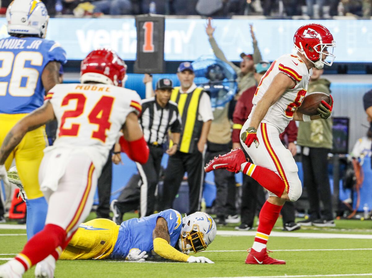 Chiefs tight end Travis Kelce (87) slips past Chargers safety Derwin James Jr. (3) for the game-winning touchdown catch. 