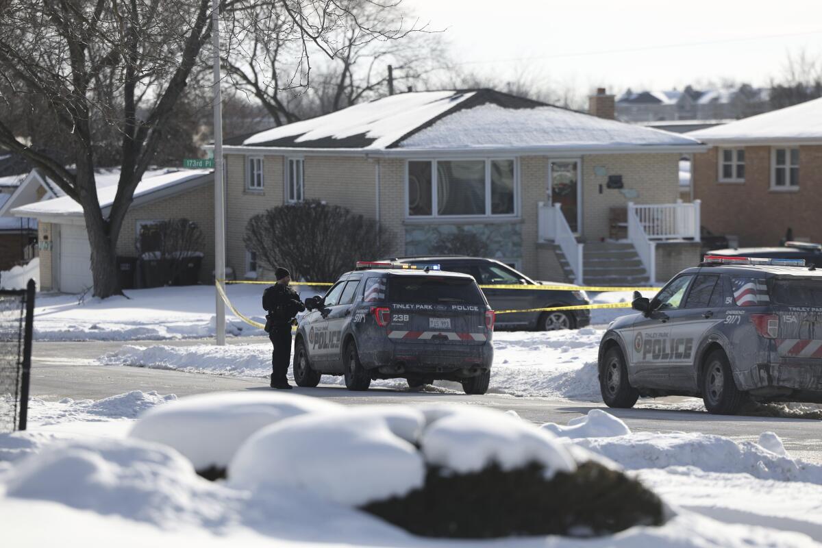 La policía trabaja en la escena de una matanza en Tinley Park, Illinois, 21 de enero de 2024. 