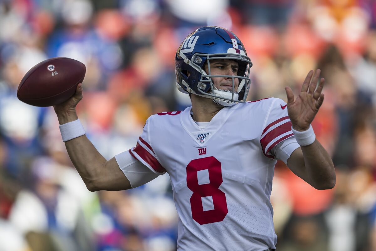 New York Giants quarterback Daniel Jones passes against the Washington Redskins on Sunday.
