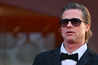Angelina Jolie acusa a Brad Pitt de "asfixiar" a su hijo en un avión en 2016
