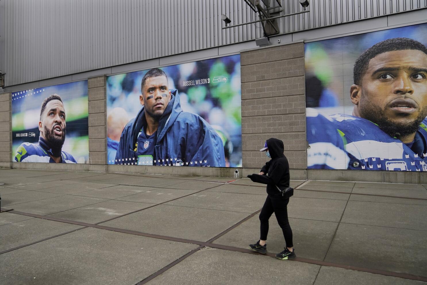 Seahawks QB Russell Wilson enjoys time with Texas Rangers