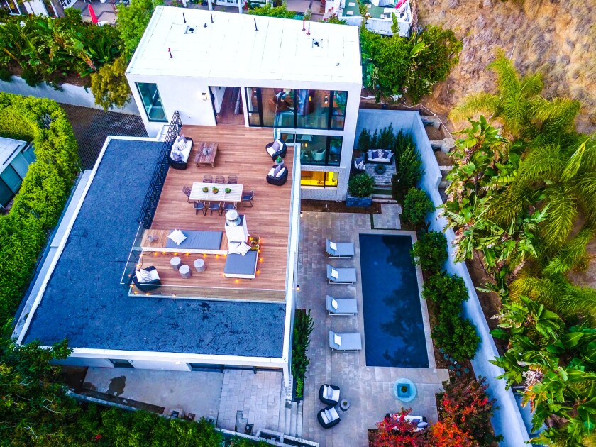 Kendall Jenner Sells Modern Hollywood Hills Mansion For 6 85 Million Los Angeles Times
