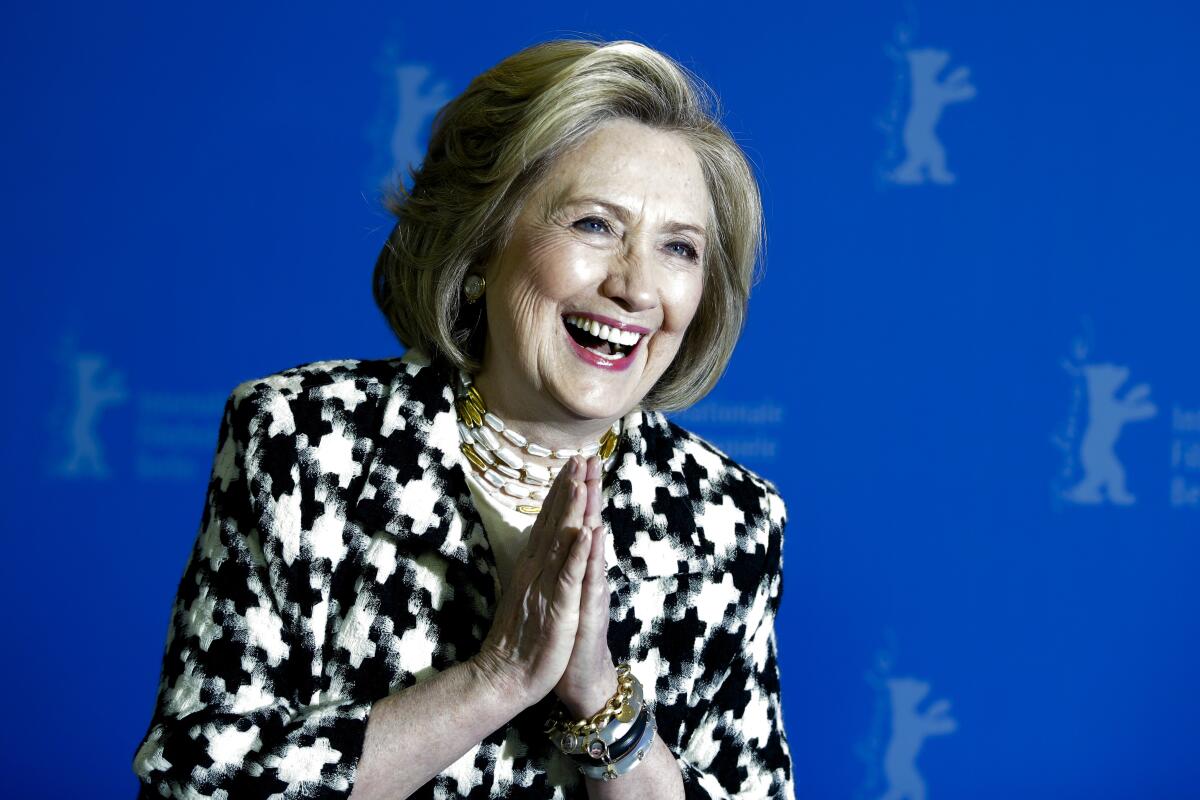 La ex secretaria de Estado estadounidense Hillary Clinton posa con motivo de la presentación del documental "Hillary" en el Festival Internacional de Cine de Berlín, el martes 25 de febrero del 2020 en Berlín. (AP Foto/Markus Schreiber)
