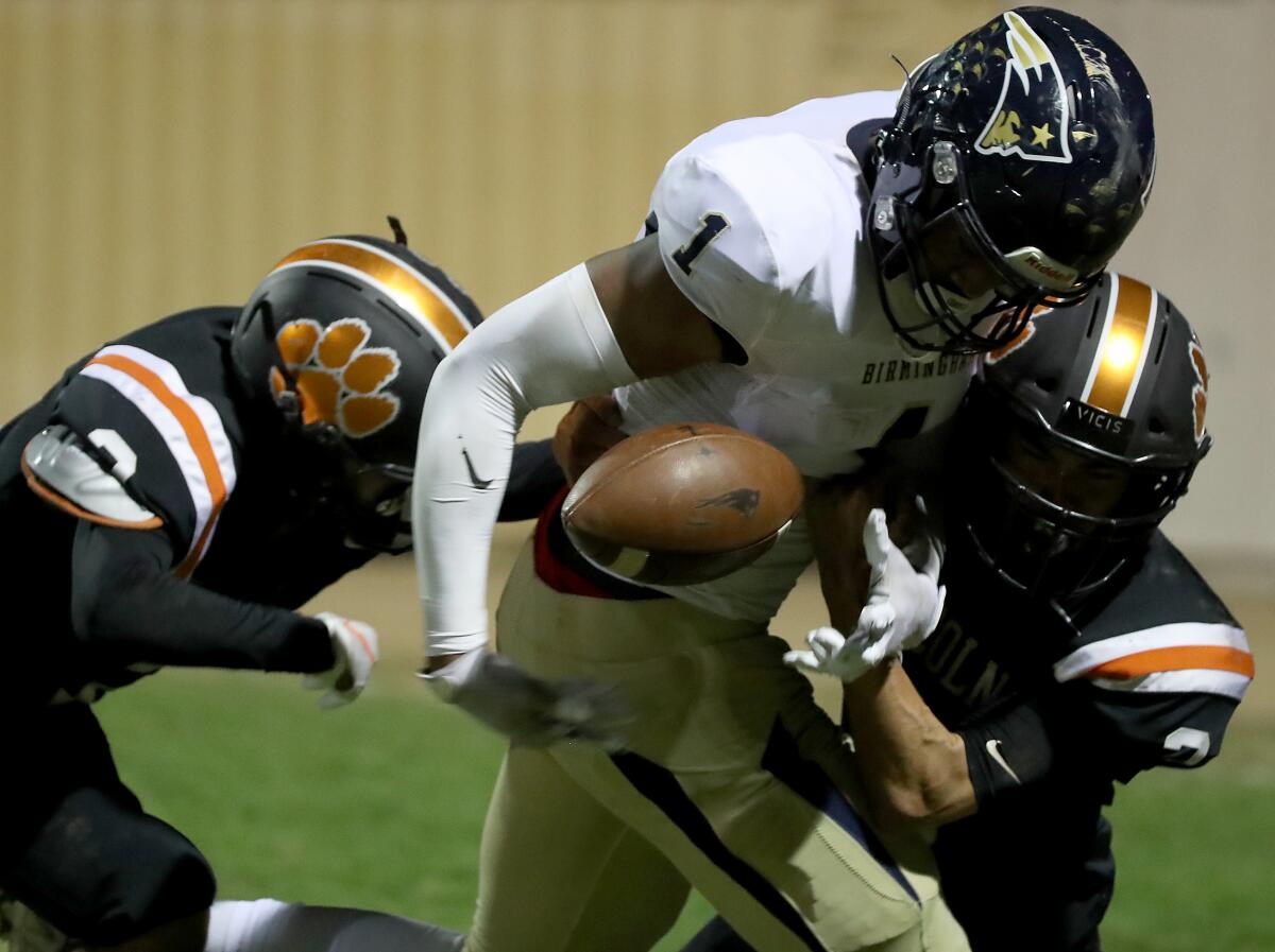 Birmingham receiver Arlis Boardingham makes a touchdown catch against Lincoln.