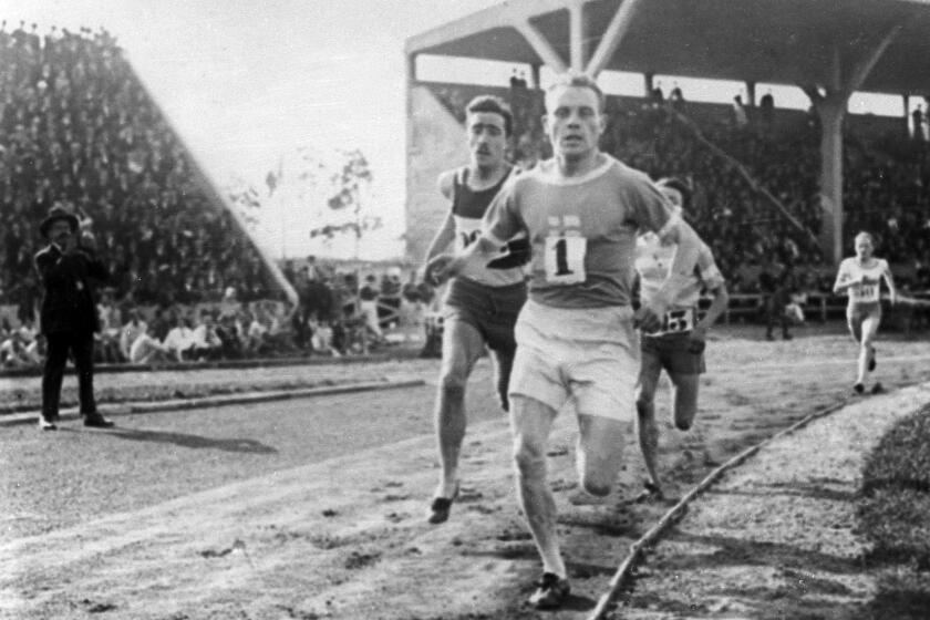ARCHIVO - Paavo Nurmi compite en los Juegos Olímpicos de París 1924, en julio de 1924. (AP Foto, archivo)