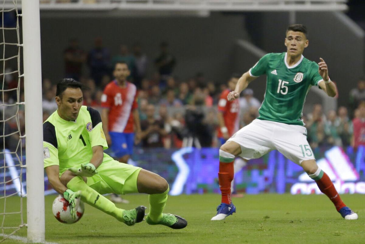 Néstor Araujo, de México, anota frente a Keylor Navas, arquero de la selección de Costa Rica