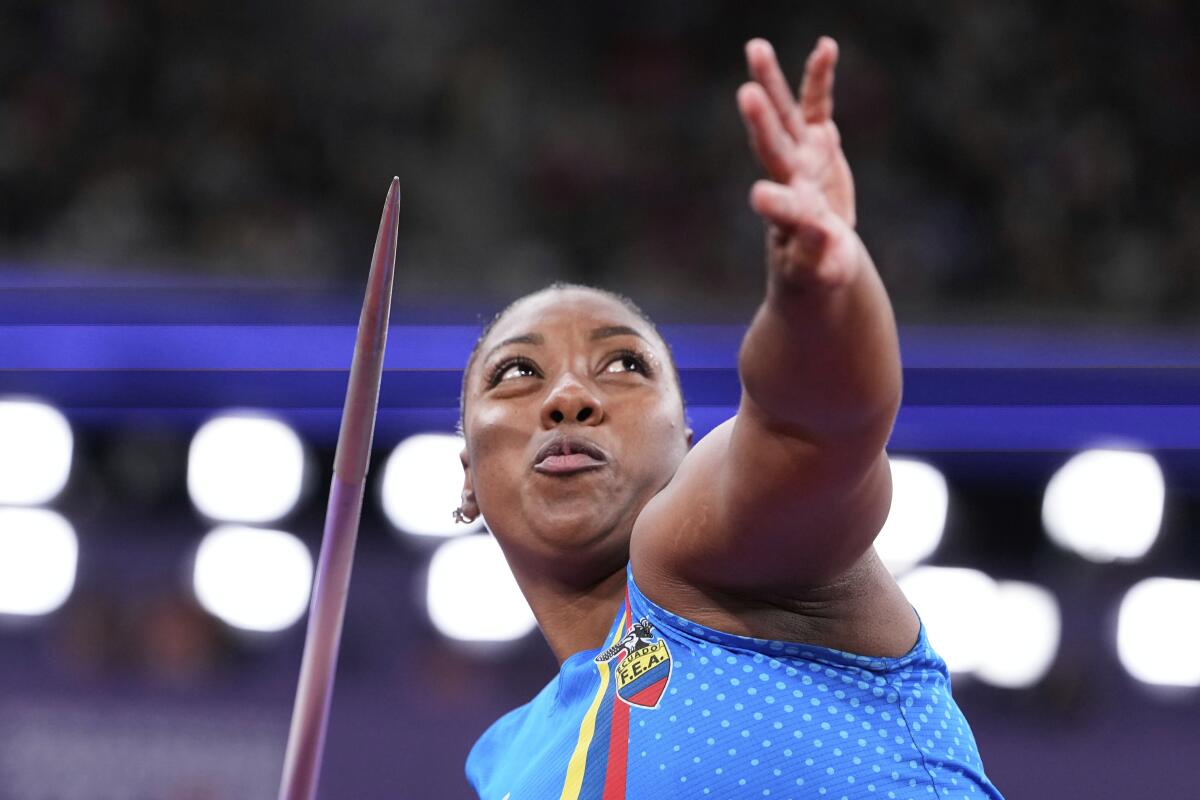 Juleisy Angulo logra un inesperado oro para Ecuador en la jabalina del Mundial de atletismo - Los Angeles Times