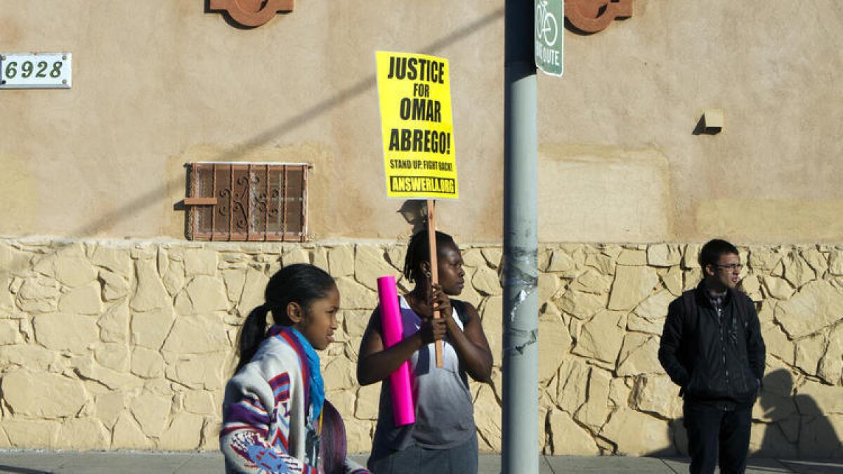 Lawrencia Colding (centro) protesta sobre la 65th Street y Broadway en el sur de Los Ángeles, el 3 de enero, por la muerte de Omar Abrego, quien murió horas después de ser arrestado por la policía el año pasado. ()