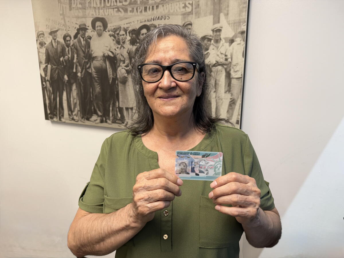 María de la Luz Ramírez muestra orgullosa su esperada tarjeta de residencia.