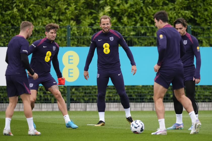 Harry Kane, de Inglaterra, asiste a una sesión de entrenamiento de la selección nacional de fútbol de Inglaterra en Londres, Inglaterra, el lunes 9 de septiembre de 2024. (Nick Potts/PA vía AP)