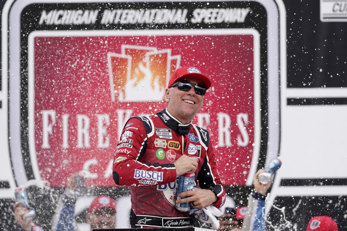 Kevin Harvick celebra después de su victoria en la NASCAR Cup Series en el Michigan International Speedway en Brooklyn, Mich., el domingo 7 de agosto de 2022. (AP Foto/Paul Sancya)