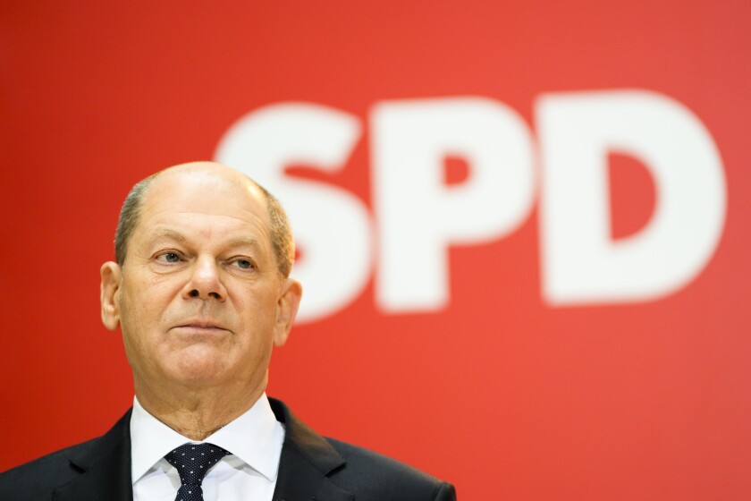 El probable nuevo canciller de Alemania, Olaf Scholz, presenta a los ministros de su Partido Socialdemócrata para el nuevo gobierno del país, en una conferencia de prensa en la sede del partido en Berlín, el lunes 6 de diciembre de 2021. (AP Foto/Markus Schreiber)