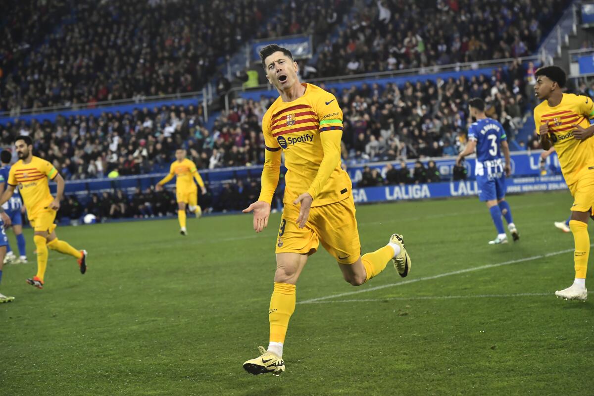Robert Lewandowski del Barcelona celebra tras anotar el primer gol de su equipo