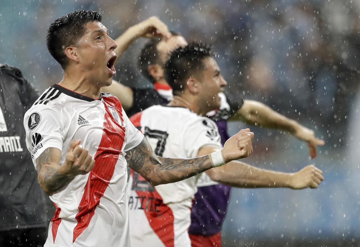 Los jugadores del River Plate festejan luego de doblegar a Gremio en la vuelta de las semifinales de la Copa Libertadores en Porto Alegre, Brasil, el martes 30 de octubre de 2018.