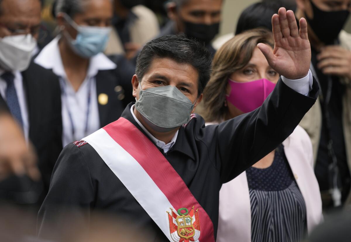 El presidente de Perú, Pedro Castillo, saluda a los periodistas mientras camina hacia el Congreso 