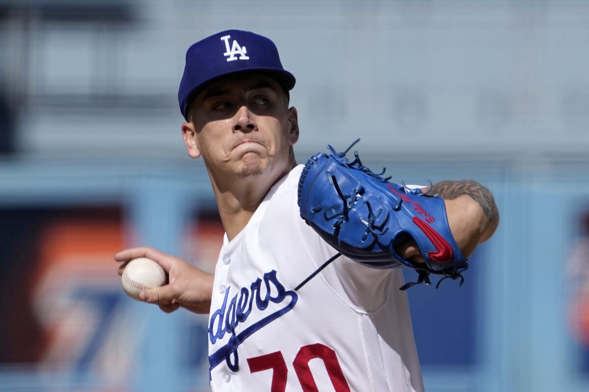 Le lanceur partant des Dodgers Bobby Miller livre lors de la première manche contre les Astros samedi.