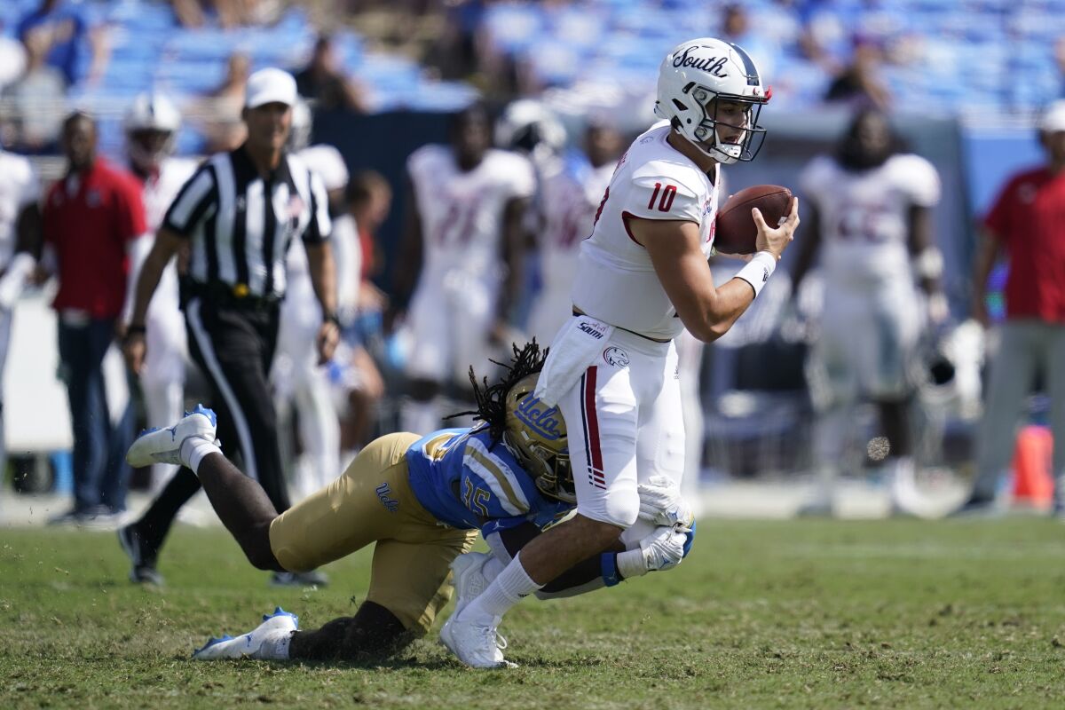 Le secondeur de l'UCLA Carl Jones Jr. (35) s'attaque à Tanner McGee (10) du sud de l'Alabama au cours de la seconde moitié du 17 septembre 2022.