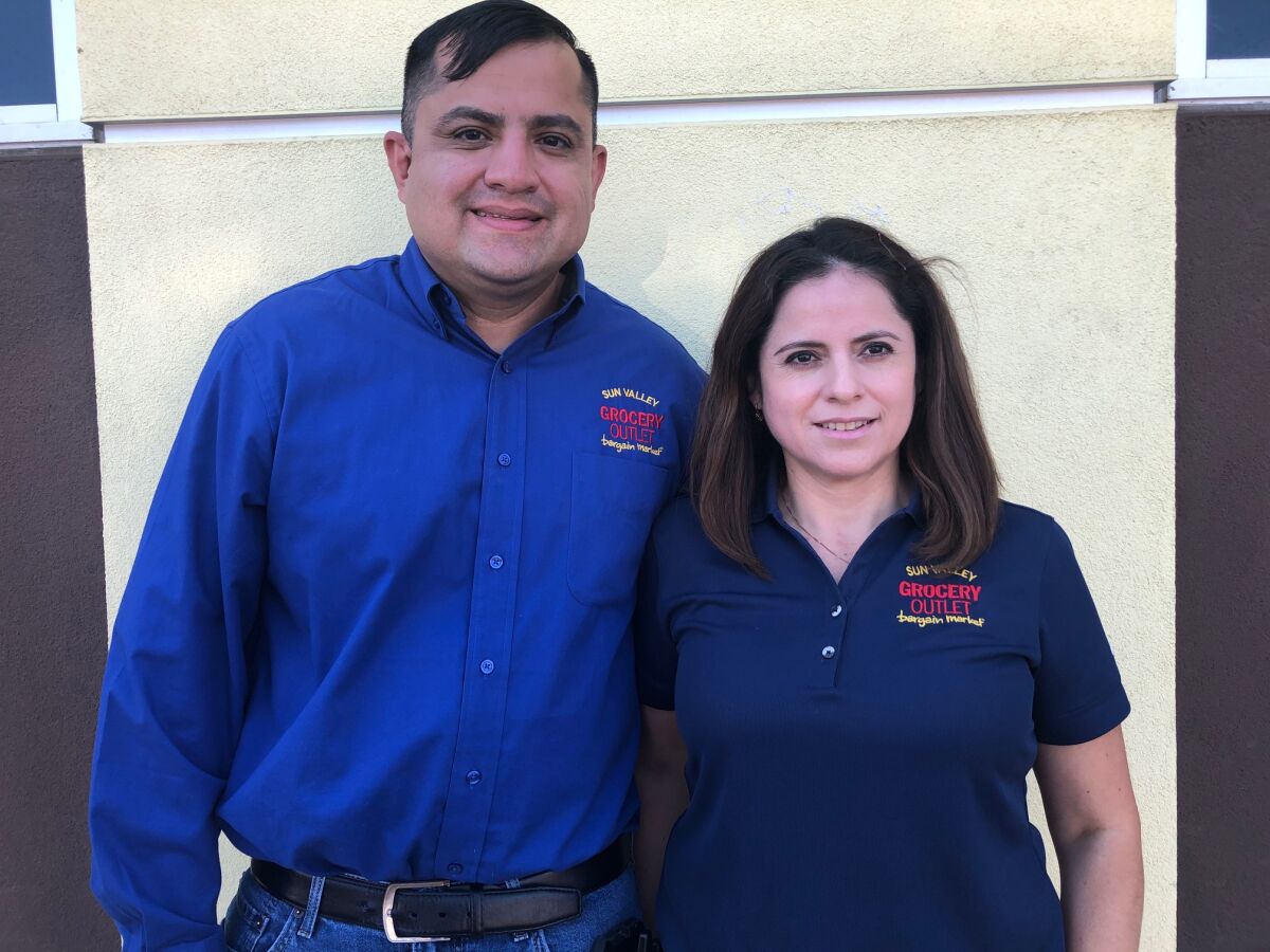 Sergio e Irene Soto establecieron su tienda Grocery Outlet en Sun Valley en mayo de 2016.