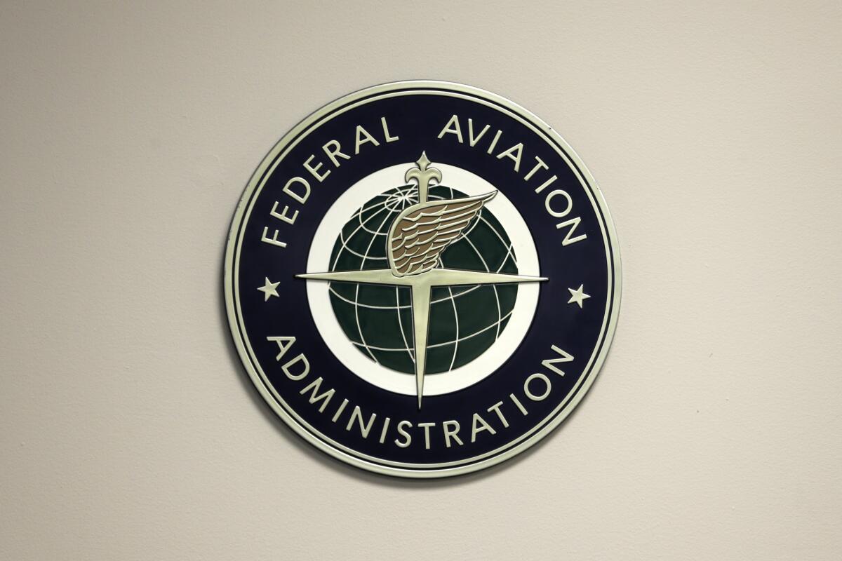 Esta fotografía muestra el logotipo de la Administración Federal de Aviación 