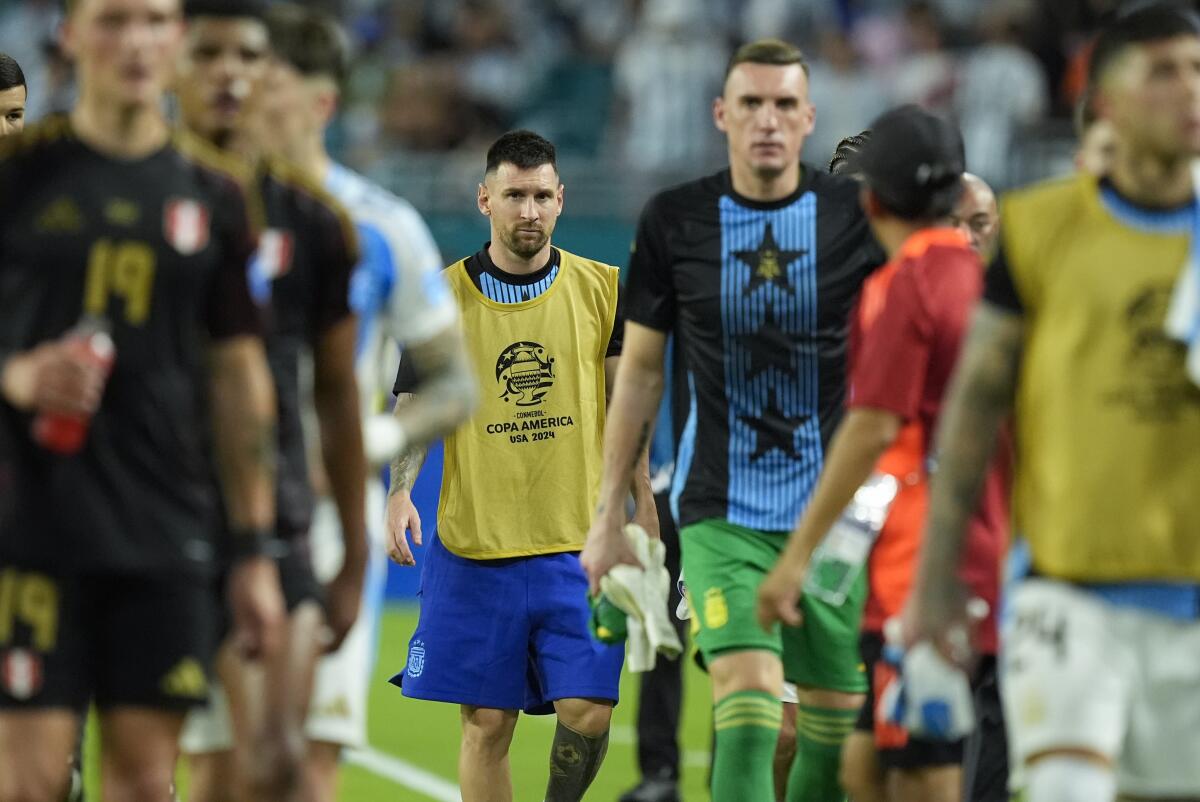 El delantero argentino Lionel Messi se retira del campo durante el descanso del partido contra Perú