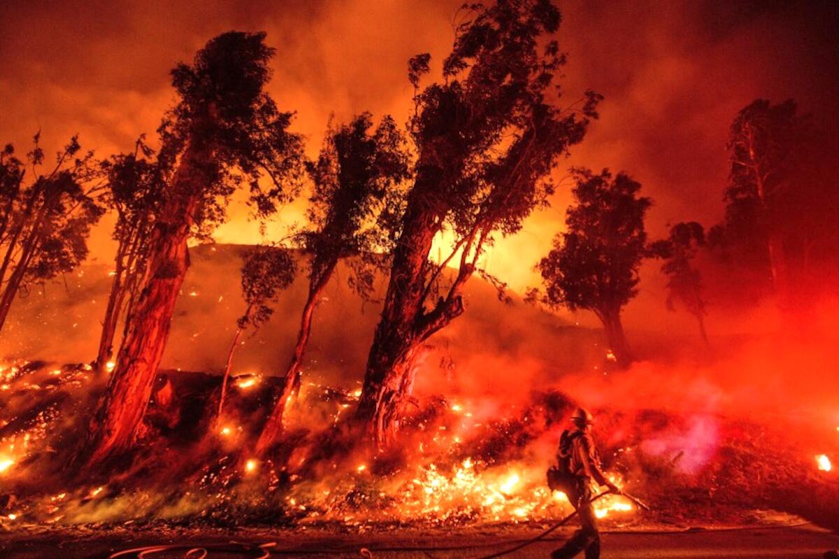 Un bombero combatiendo el incendio de María en Santa Paula, California.